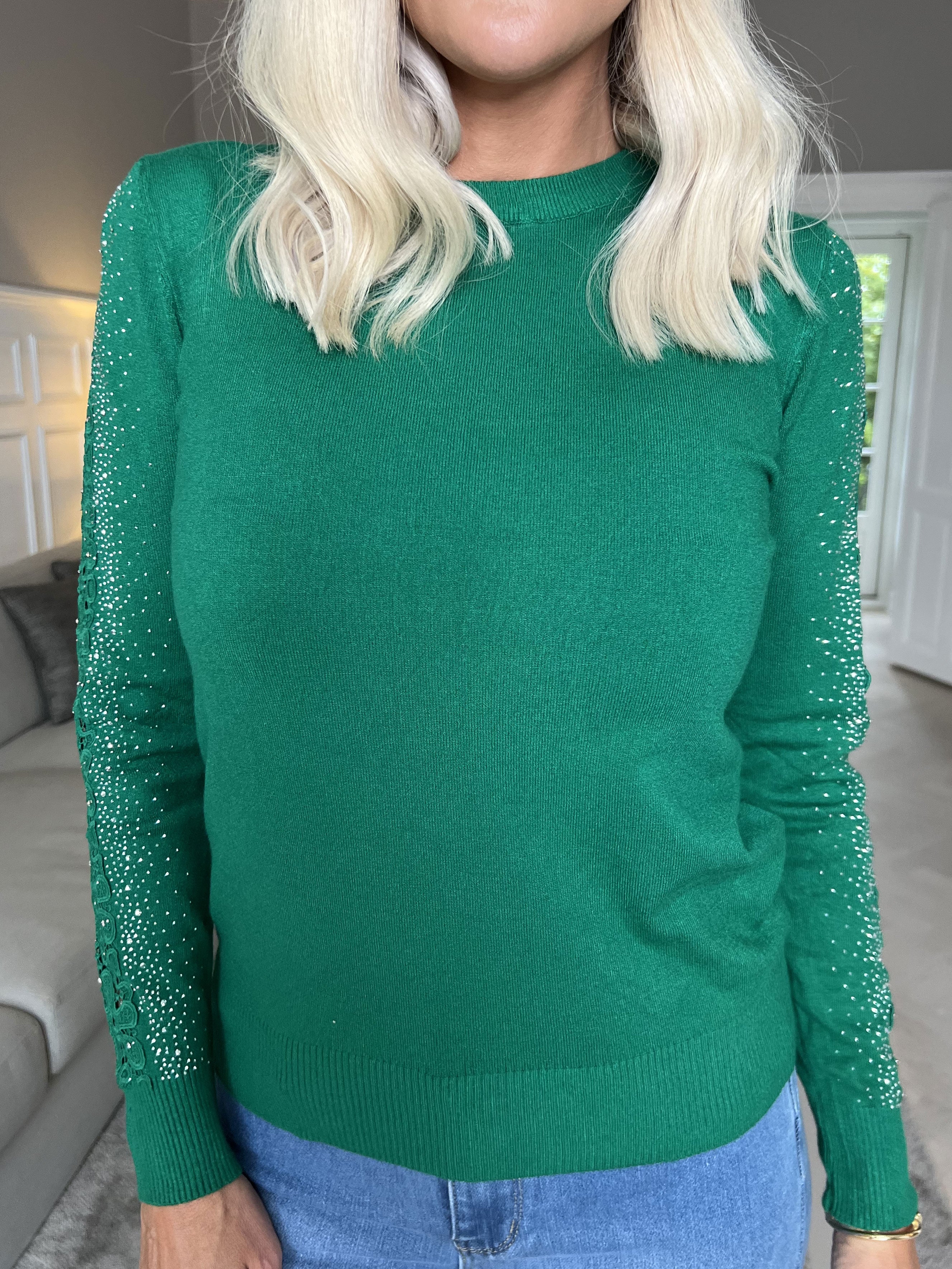 Martine - Blød bluse med broderet detaljer og similisten på ærmerne